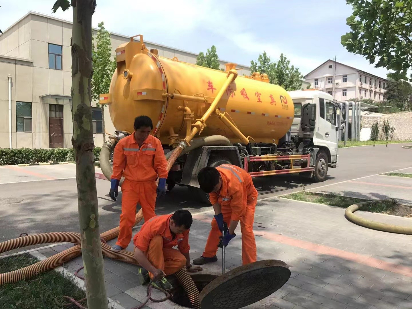 崇川管道疏通车停在窨井附近