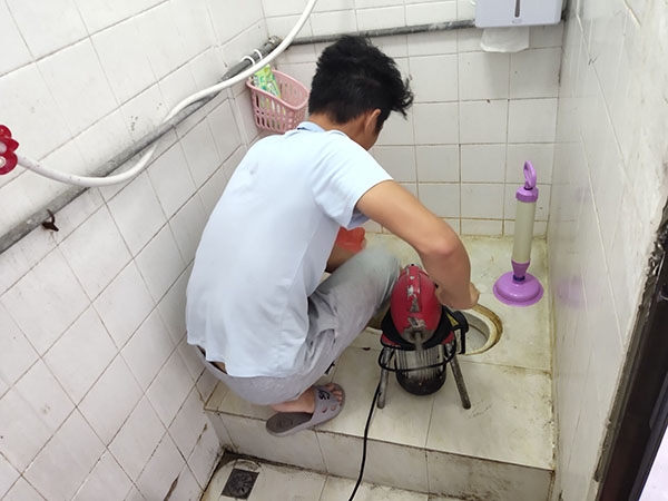 崇川肥皂掉到马桶里把马桶堵住了怎么办？马桶堵住了怎么办